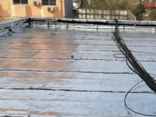 昌平卫生间漏水维修公司分享下昌平屋面楼顶防水刚性防水层施工要点。